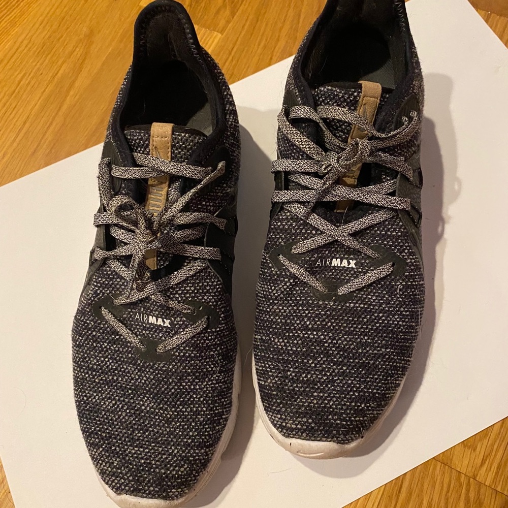 size 10 women’s black and white Nike Air Max shoes